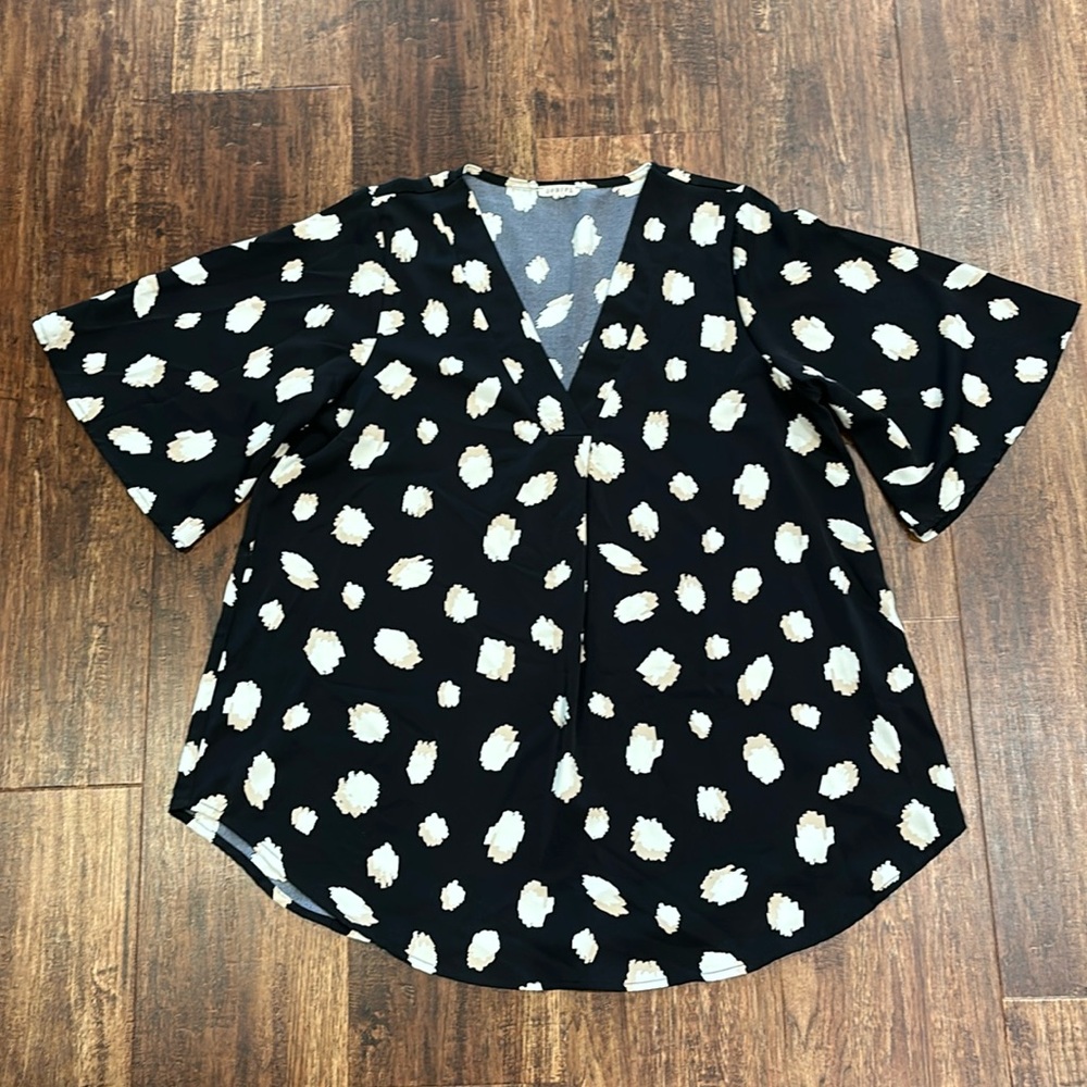 Jodifl Black and Cream Blouse. Oversized, comfy, dressy, and CUTIE! Size Medium